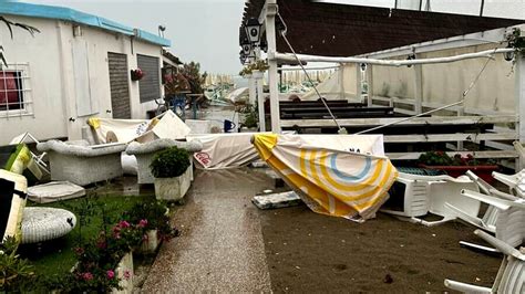 Pezzi dello stabilimento trasportati in cielo dal vortice .